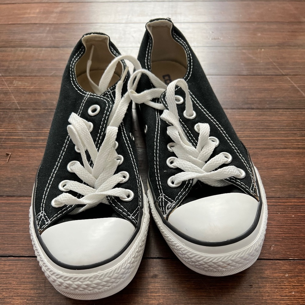 Black low top converse